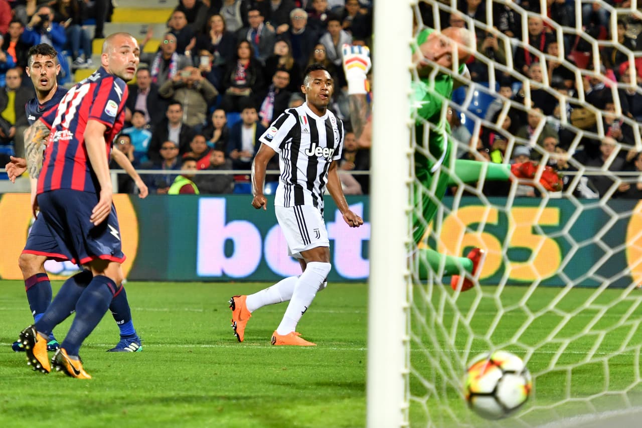 Juventus empató 1-1 con Crotone en la fecha 33 de la Liga de Italia y dejó en suspenso aún su título luego de que Nápoles ganó y acortó su diferencia al liderato en cuatro puntos.