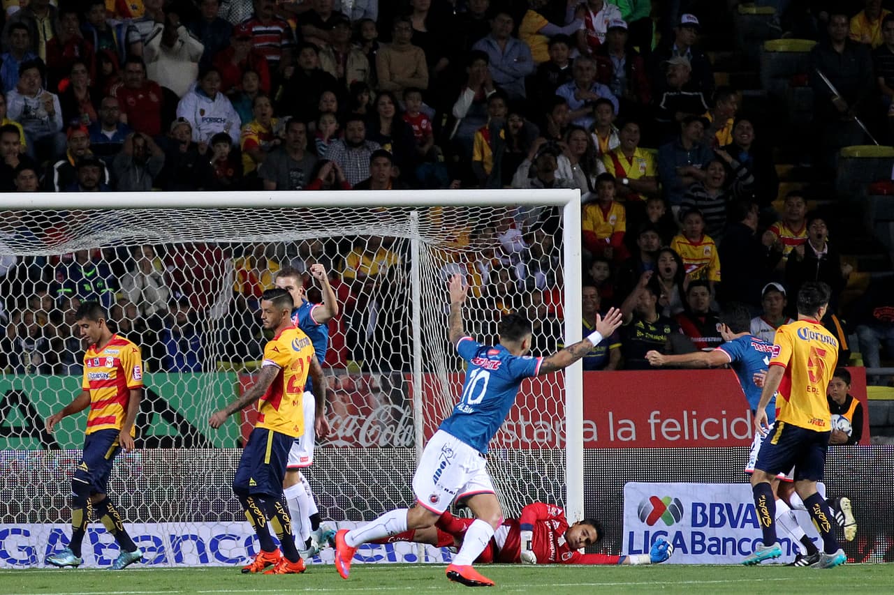 Juan Albín festeja su gol ante Morelia.