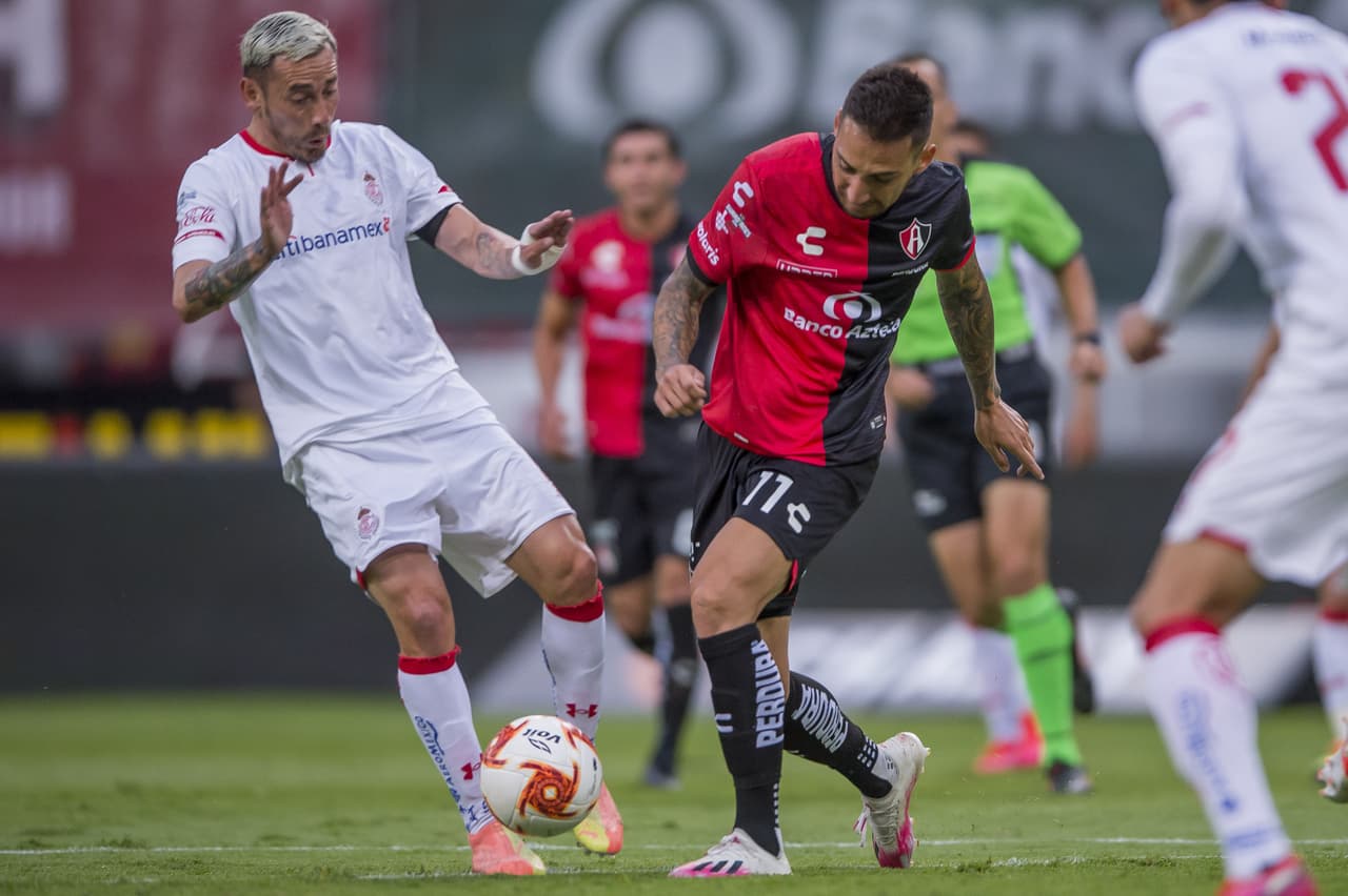 El partido se nivela y ambos equipos dejan el alma en cada bola.