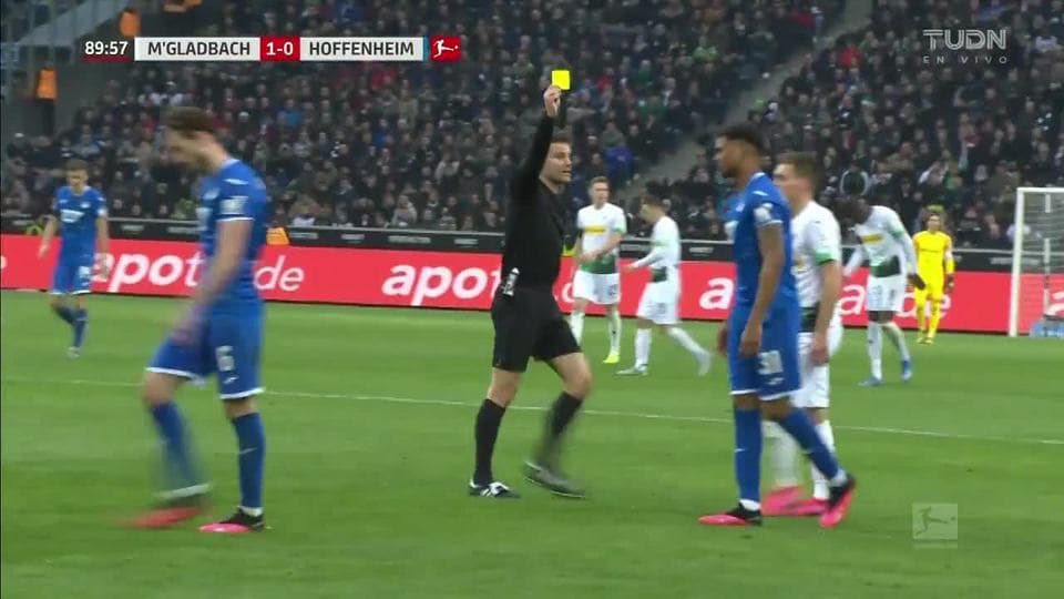Tarjeta amarilla. El árbitro amonesta a Lucas Ribeiro de TSG 1899 Hoffenheim