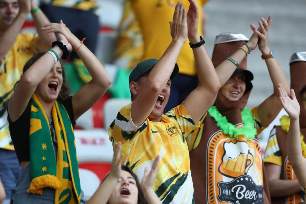 En el Allianz Riviera de Niza se enfrentan Noruega y Australia por los Octavos de Final del Mundial femenino y las fanáticas llenan de alegría las tribunas.