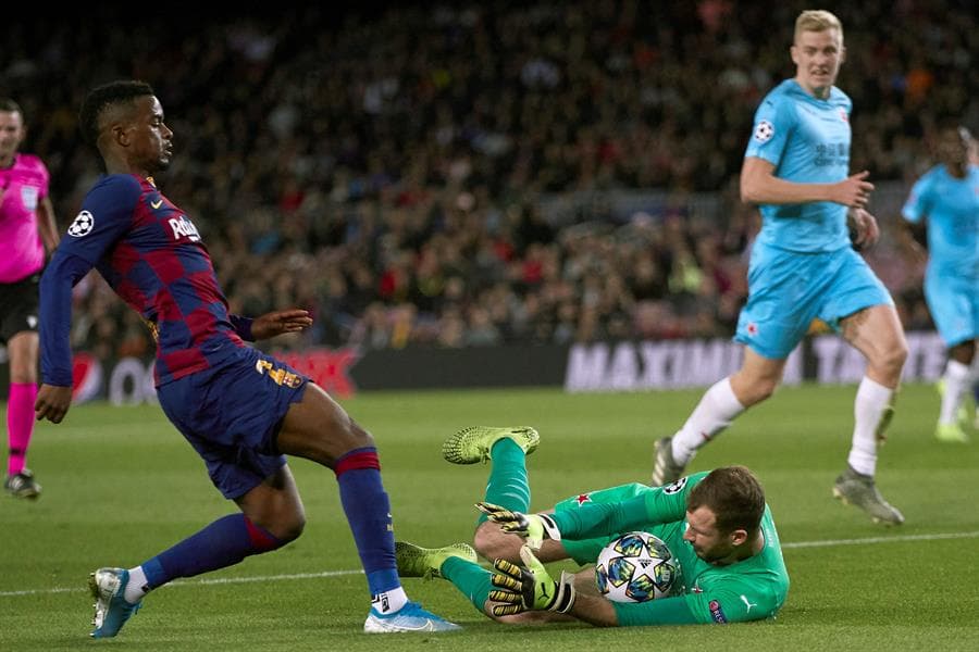 Llegada de peligro del Barcelona que Kolář evita que concluya en gol.