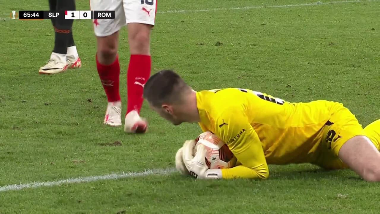 ¡TIRO ATAJADO! disparo por Zeki Çelik.