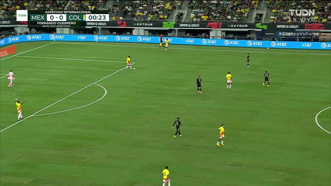 Arranca el partido y la pelota está en juego.