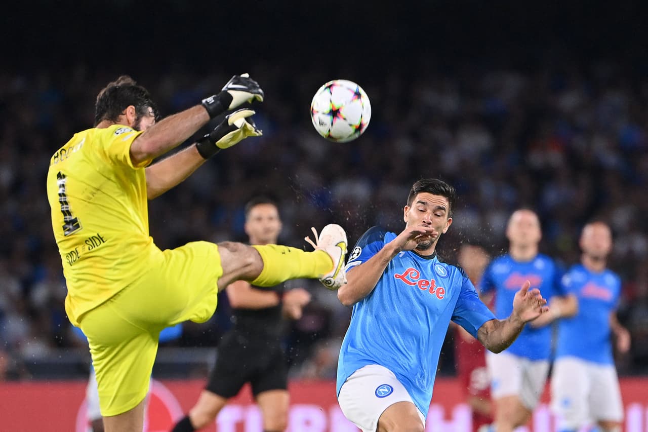 Napoli venció al Liverpool por 4-1 con un doblete de Piotr Zienlinski, así como los tantos de Anguissa y Giovanni Simeone. Hirving Lozano ingresó e la segunda parte, pero no pudo anotar.