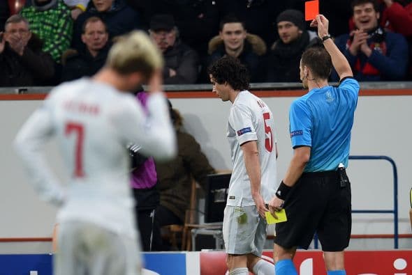 Las constantes patadas tuvieron saldo al final con la expulsión del volante del Atlético de Madrid Tiago por doble amarilla.