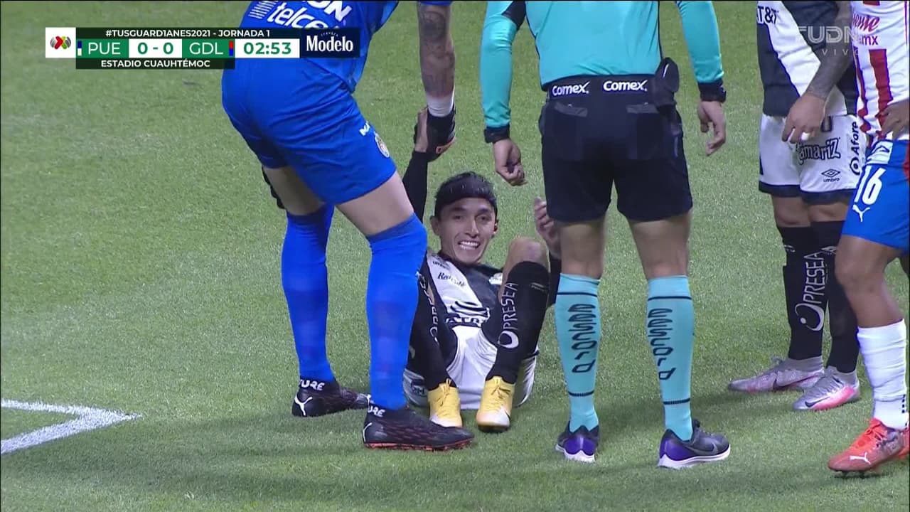 ¡TIRO ATAJADO! disparo por Omar Fernández.