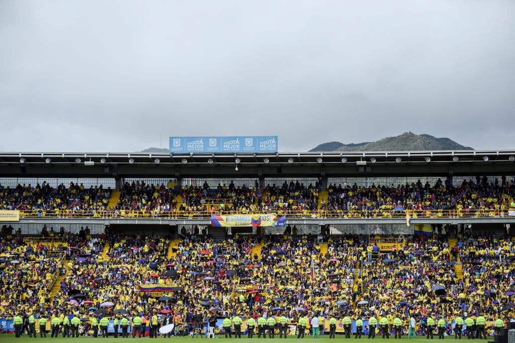 Se estima que unas cien mil personas hicieron un alto en sus actividades, para darle un cálido recibimiento a su selección.