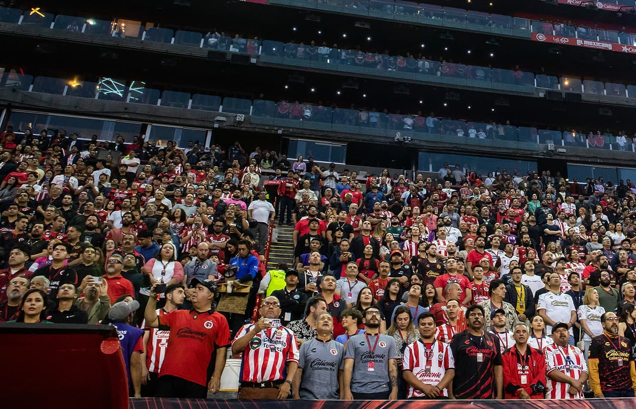 Durante el partido entre Xolos y Chivas se desató una riña en las gradas que siguió en el estacionamiento.