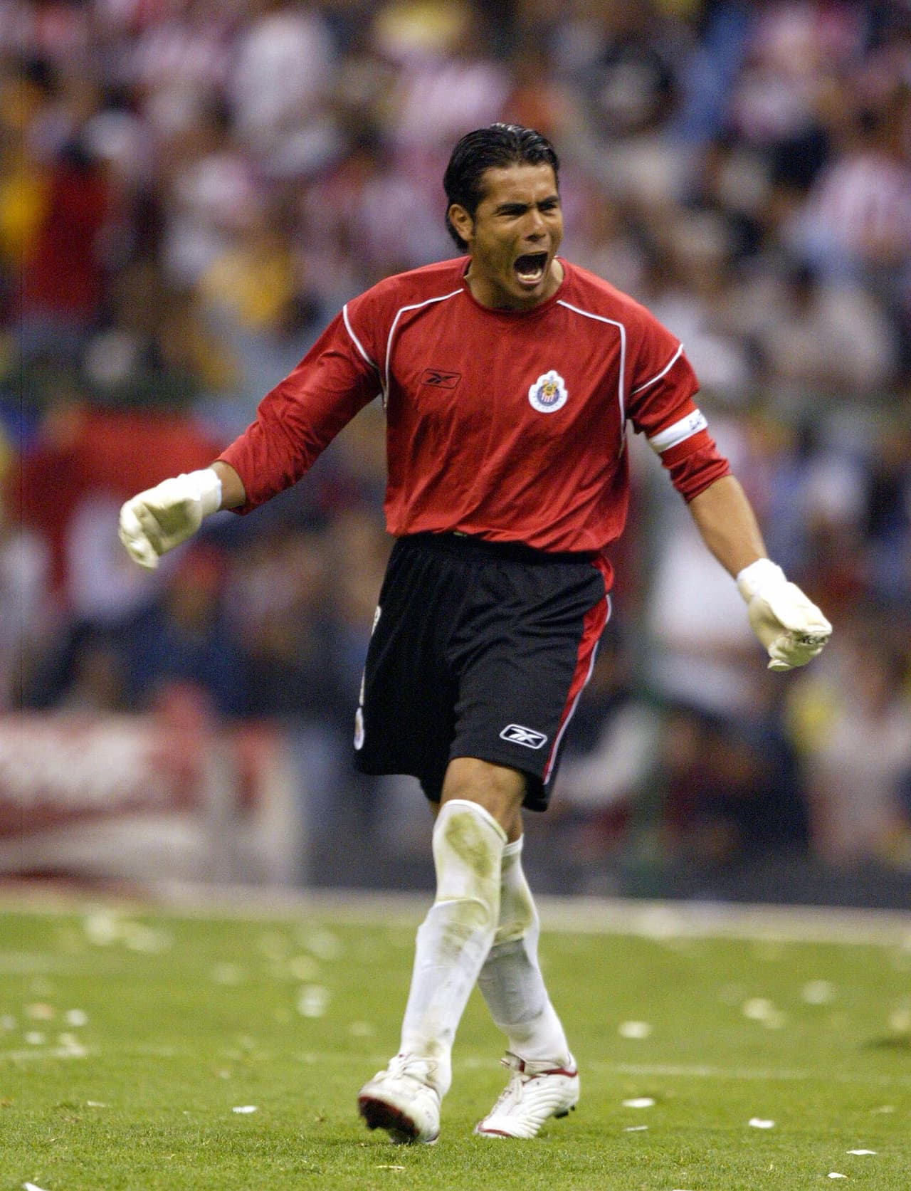 En 1993 Oswaldo Sánchez hizo su debut en el Atlas y salió de allí a las tres temporadas para ir al América. Luego llegó a las Chivas en donde jugó siete temporadas y media, ganando uno de sus títulos como profesional.