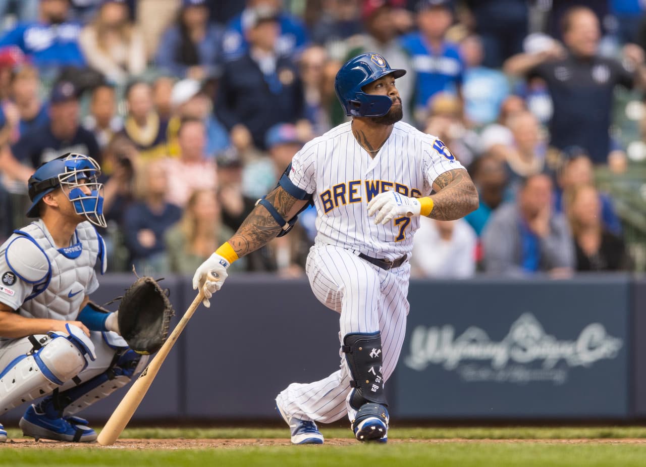En calidad de bateador emergente, Eric Thames (7) desforró la esférica y la mandó del otro lado de la cerca con un jonrón de tres carreras en el octavo capítulo para empatar 5-5 el partido, fue un cañonazo que hizo vibrar Miller Park.