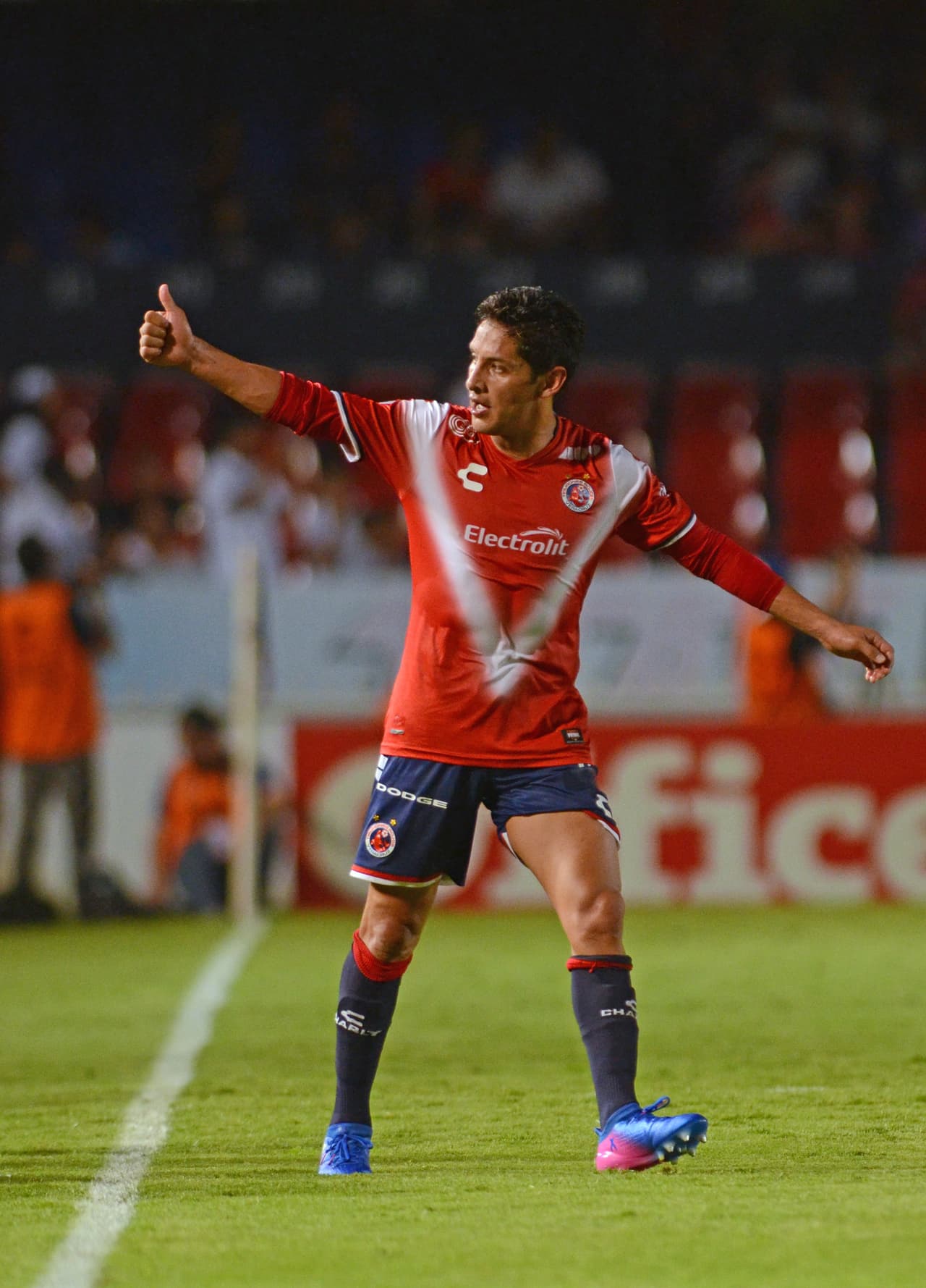 La celebración del gol fue sumamente emotiva. El equipo está comprometido en salvarse o morir en la raya.