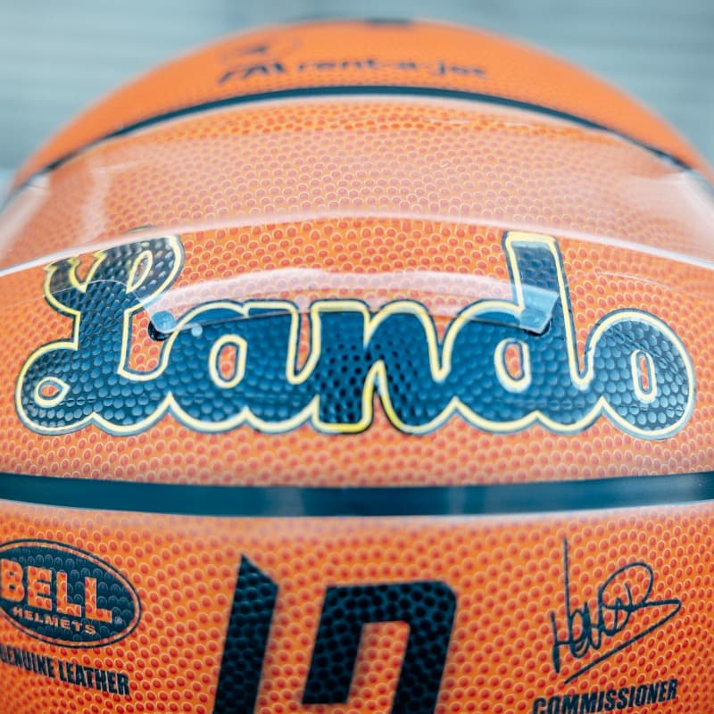 Lando Norris hará un homenaje al baloncesto por lo que su casco tendrá la apariencia de un balón.