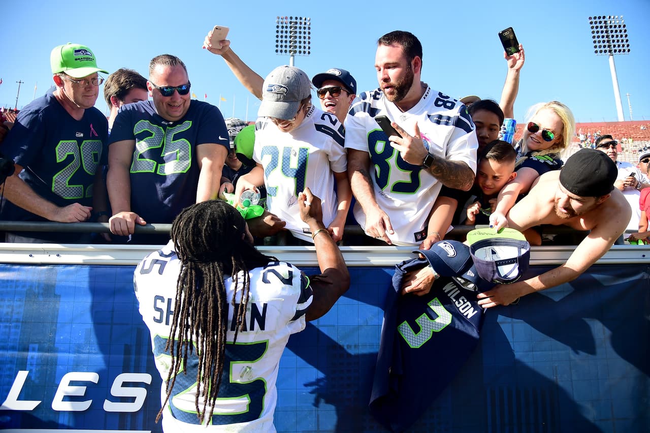 Los jugadores de Seahawks dieron una muestra de cariño fuera de la cancha y la confirmaron dentro de ella con un triunfo contra Los Angels Rams.