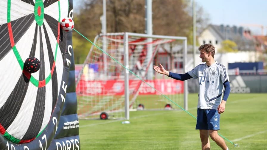 El equipo divido en seis grupos realiza ejercicios de coordinación, carreras de relevos, actividades con pelotas y anillos y, lo mejor, ¡un tiro al blanco gigante!
