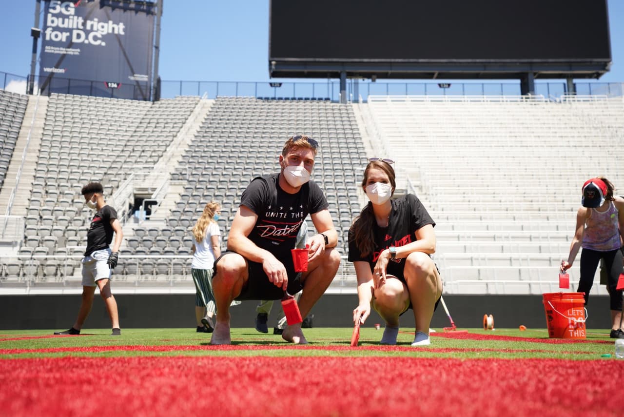 <b>Jugadores y afición</b>
<br>No solo estuvieron a cargo de esta labor los jugadores y cuerpo técnico del equipo, sino que todos se unieron por la misma causa.