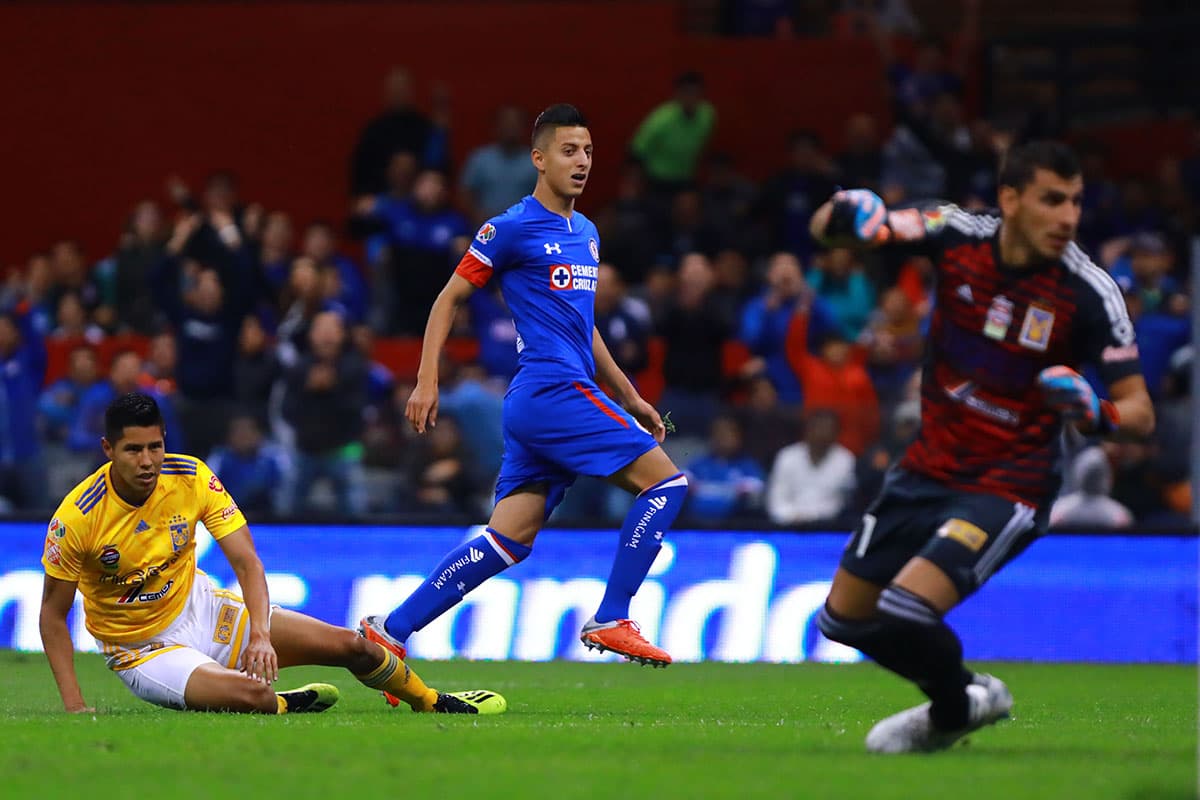 El gol de Alvarado (centro) en el segundo tiempo surgió de una mala entrega de Tigres, y le permite a Cruz Azul sumar nueve puntos de nueve posibles en el arranque del Apertura 2018.