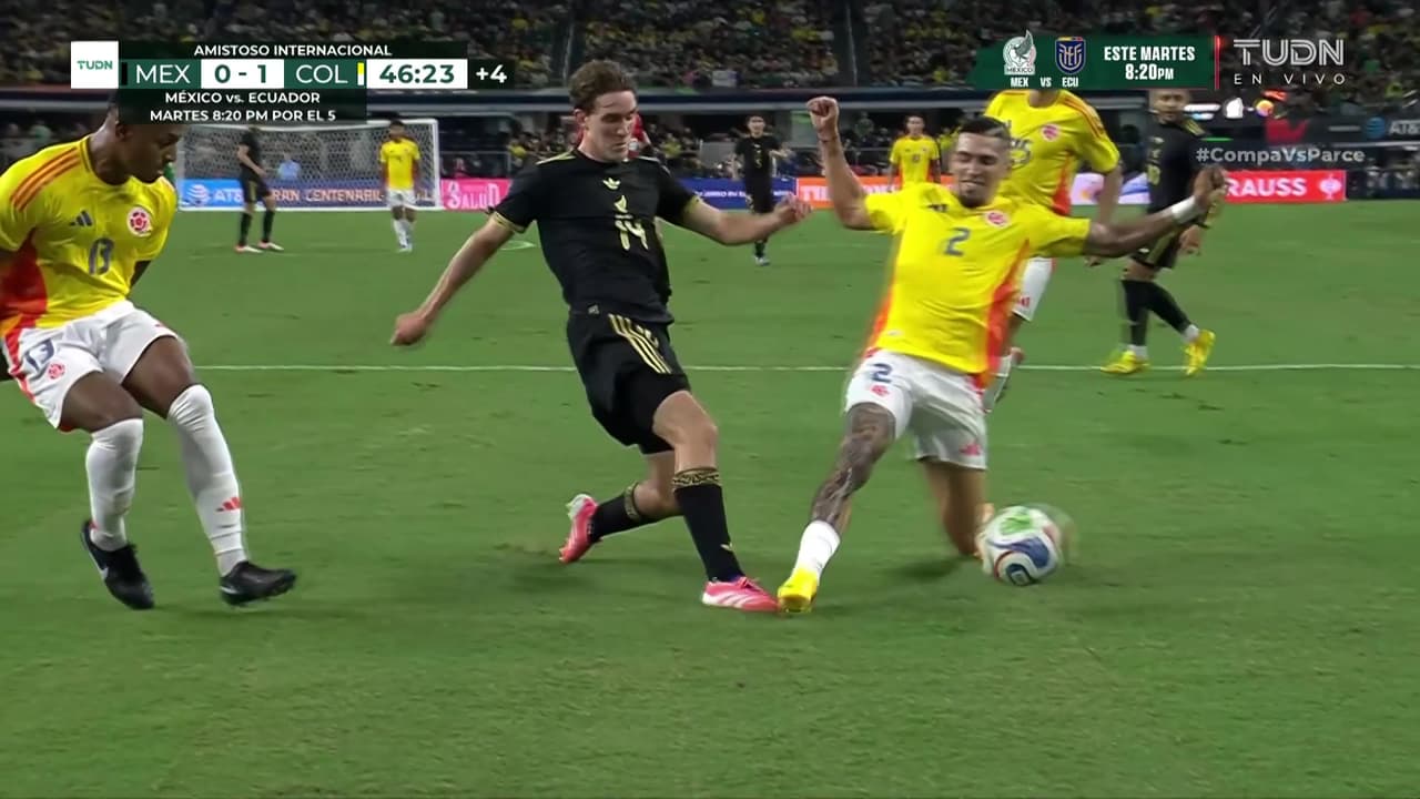 Pedían penal sobre Marcel tras esta jugada en el área chica y el árbitro marca corner