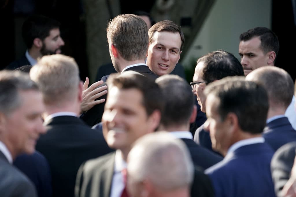 El Presidente de Estados Unidos de América Donald Trump entregó este lunes al golfista Tiger Woods la Medalla Presidencial de la Libertad, el mayor reconocimiento civil en EEUU, situación que ha generado controversia sobre si entra en juego la predilección del Mandatario por el golf y en coincidencia con el logro de Woods al ganar la edición 2019 del Masters, por encima de otros candidatos más prototípicos para adjudicarse la presea. Estas son las imágenes de la ceremonia.