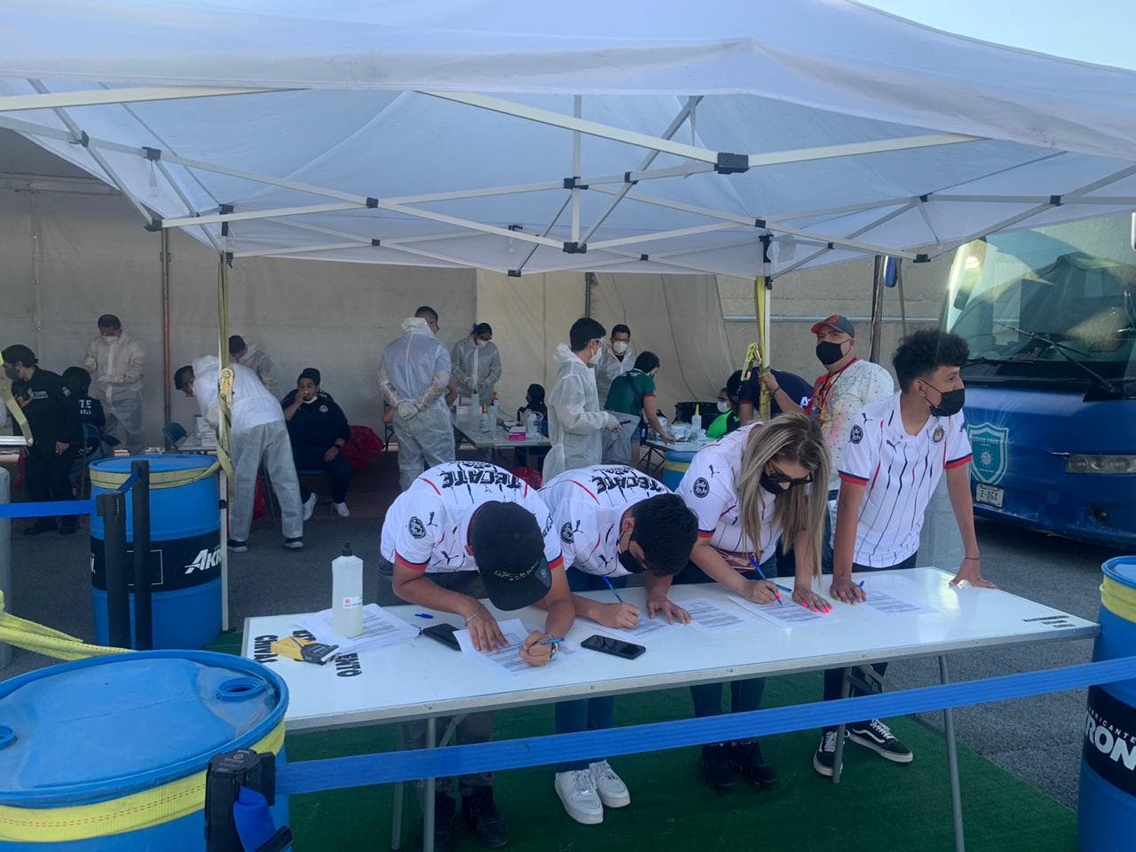 Los afortunados aficionados que consiguieron boleto para el partido más esperado de la temporada regular, comienzan a tomar sus lugares en el Estadio Akron a minutos del pitazo inicial.
