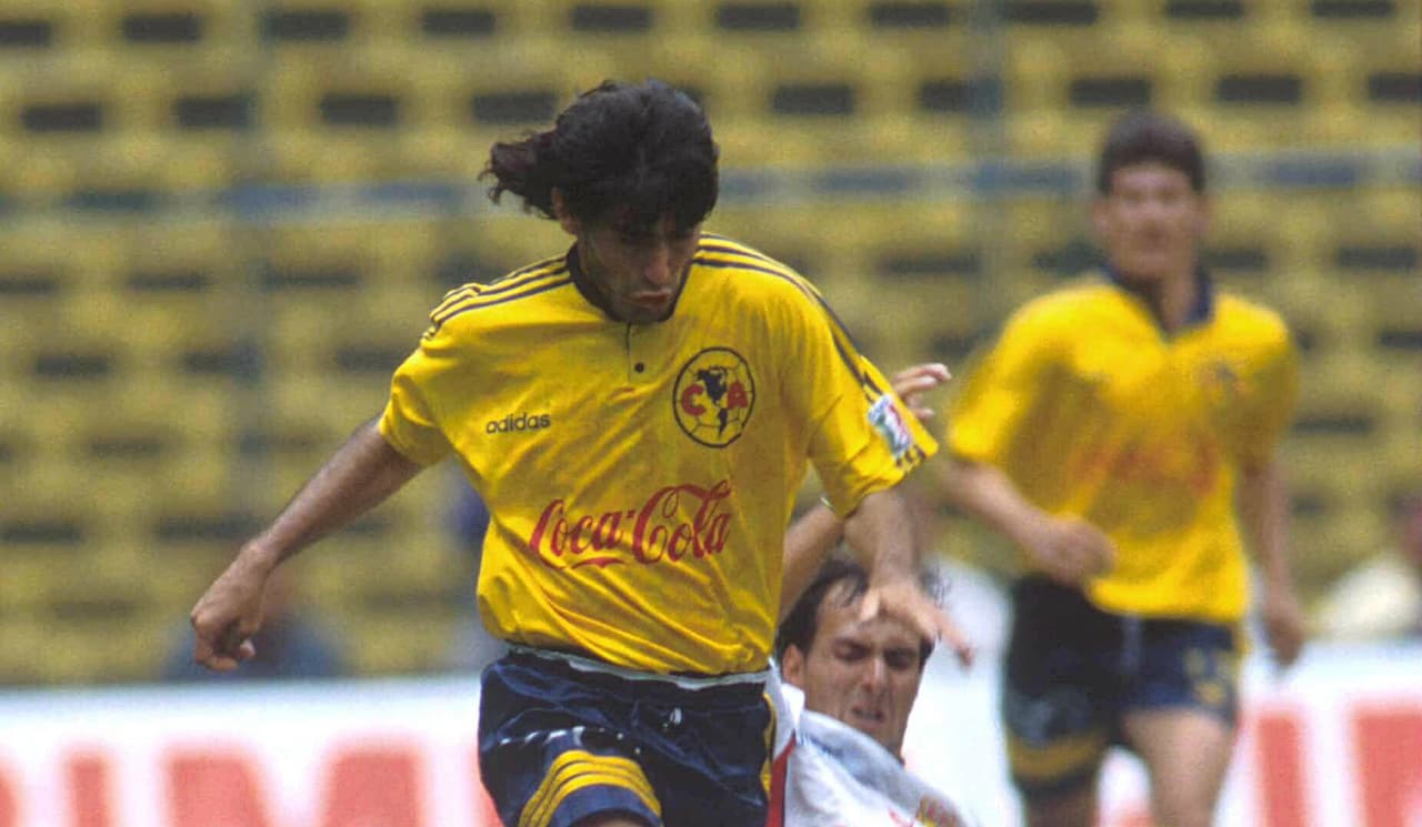 En el Invierno de 1998 pasó algo similar con Richard Báez, el paraguayo entró de cambio y salió expulsado al minuto 63, antes de su salida cotejo estaba 1-1; su salida pesó mucho para el América quien al final perdió 3-1.