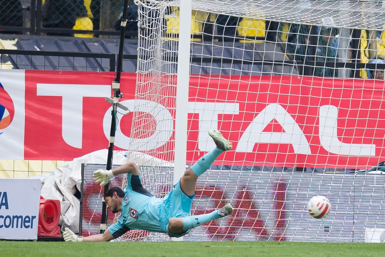 José de Jesús Corona tuvo un partido para el olvido en el más reciente Clásico Joven, el experimentado portero no pasaba su mejor nivel de juego y esto se reflejó en el marcador. El arquero salió intentando cortar un balón largo para Benedetto pero falló, dejando su portería descubierta para que América anotara el 2-0.