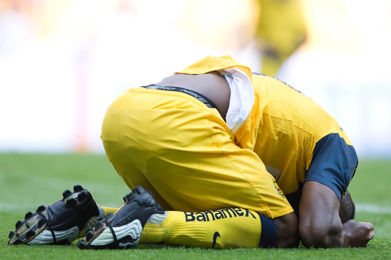 Un año antes en el Clausura 2012 Christian Benítez tuvo en sus pies el gol que a la postre le hubiera dado el triunfo a las Águilas. El “Chucho” falló un tiro penal en el minuto 40, al final Cruz Azul lograría el empate 2-2.