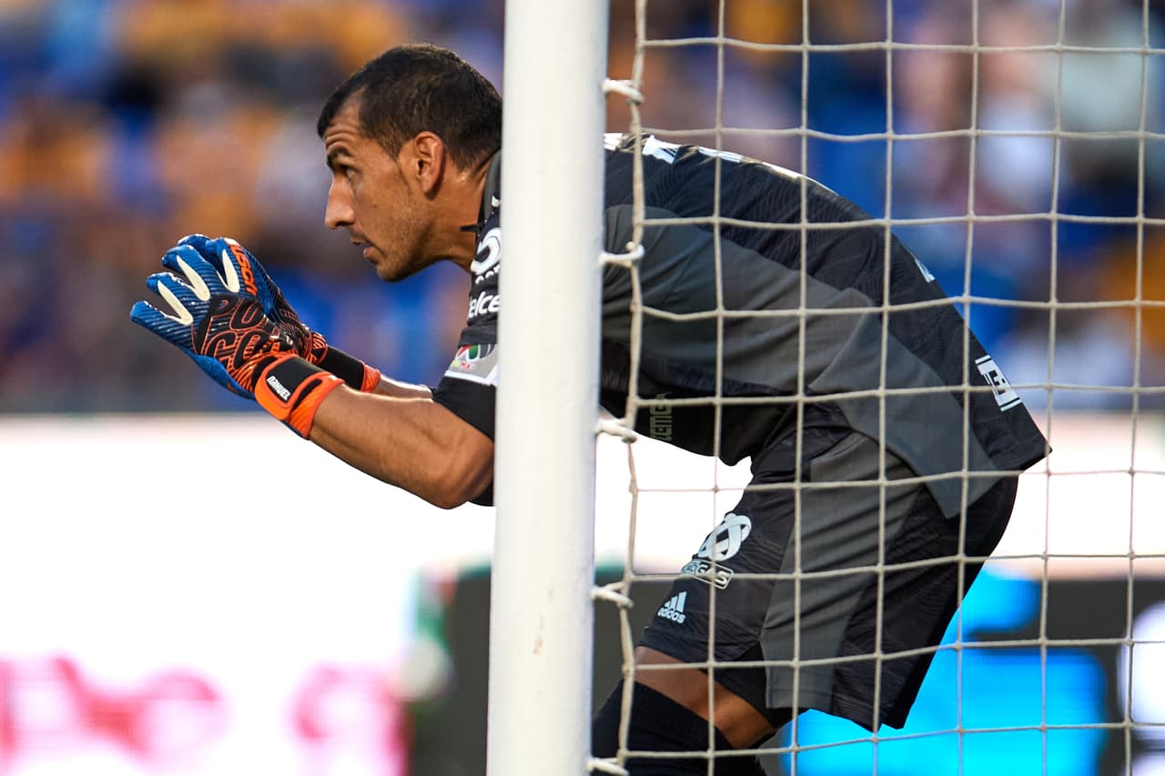 Nahuel Guzmán hizo su juego psicológico en un penal y Mena dejó ir el 0-3.