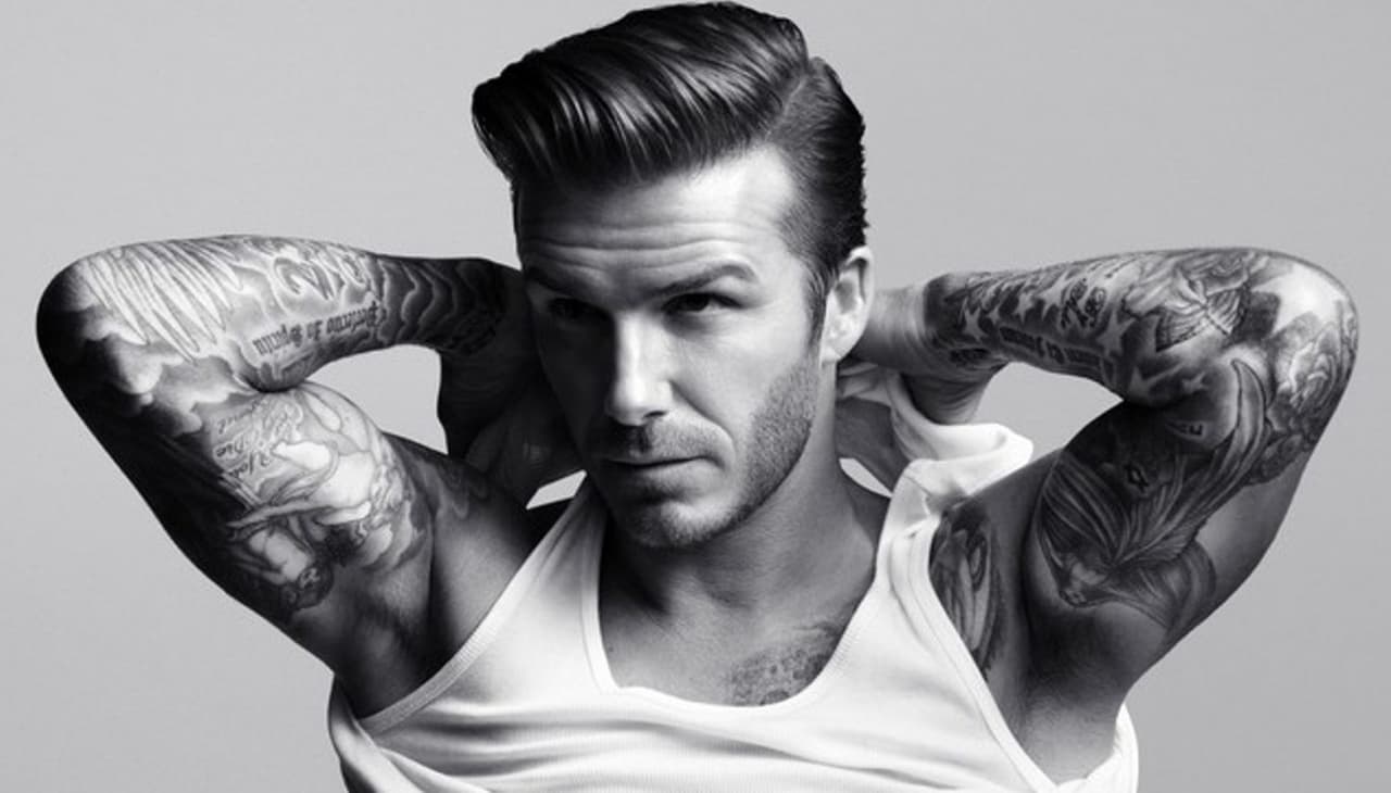 Destacan el Cristo en su costado derecho, el ángel en su brazo, el nombre de su pareja en la mano derecha y el ángel en su espalda con los nombres de sus hijos.