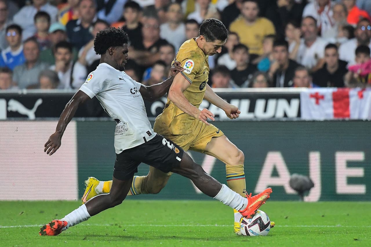 Barcelona venció de último minuto 0-1 al Valencia en Mestalla con un gol cardíaco de Robert Lewandowski; los Chés perdieron a Cavani por lesión.