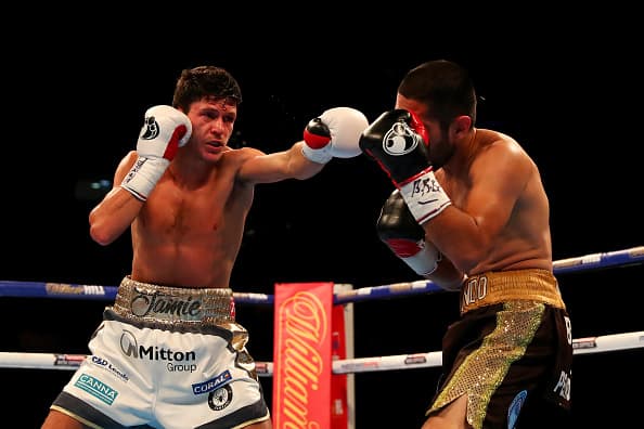 Anthony Joshua conquistó el título compelto al derrotar a Charles Martin: Lee Selby y Jamie McDonnell conservaron sus títulos pluma y gallo respectivamente.