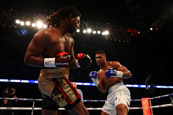 Anthony Joshua conquistó el título compelto al derrotar a Charles Martin: Lee Selby y Jamie McDonnell conservaron sus títulos pluma y gallo respectivamente.