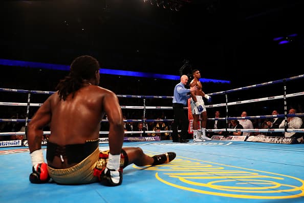 Anthony Joshua conquistó el título compelto al derrotar a Charles Martin: Lee Selby y Jamie McDonnell conservaron sus títulos pluma y gallo respectivamente.