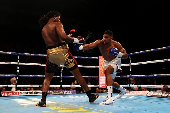 Anthony Joshua conquistó el título compelto al derrotar a Charles Martin: Lee Selby y Jamie McDonnell conservaron sus títulos pluma y gallo respectivamente.