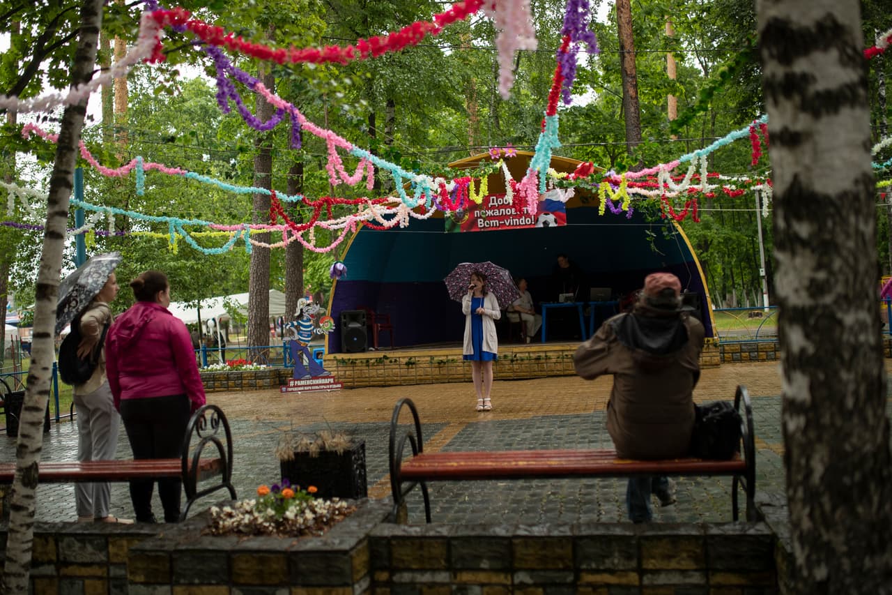 En esa misma zona, y aunque con menor destreza, muchos fanáticos aprovechan para cantar en un karaoke público ubicado en medio del Mundial.