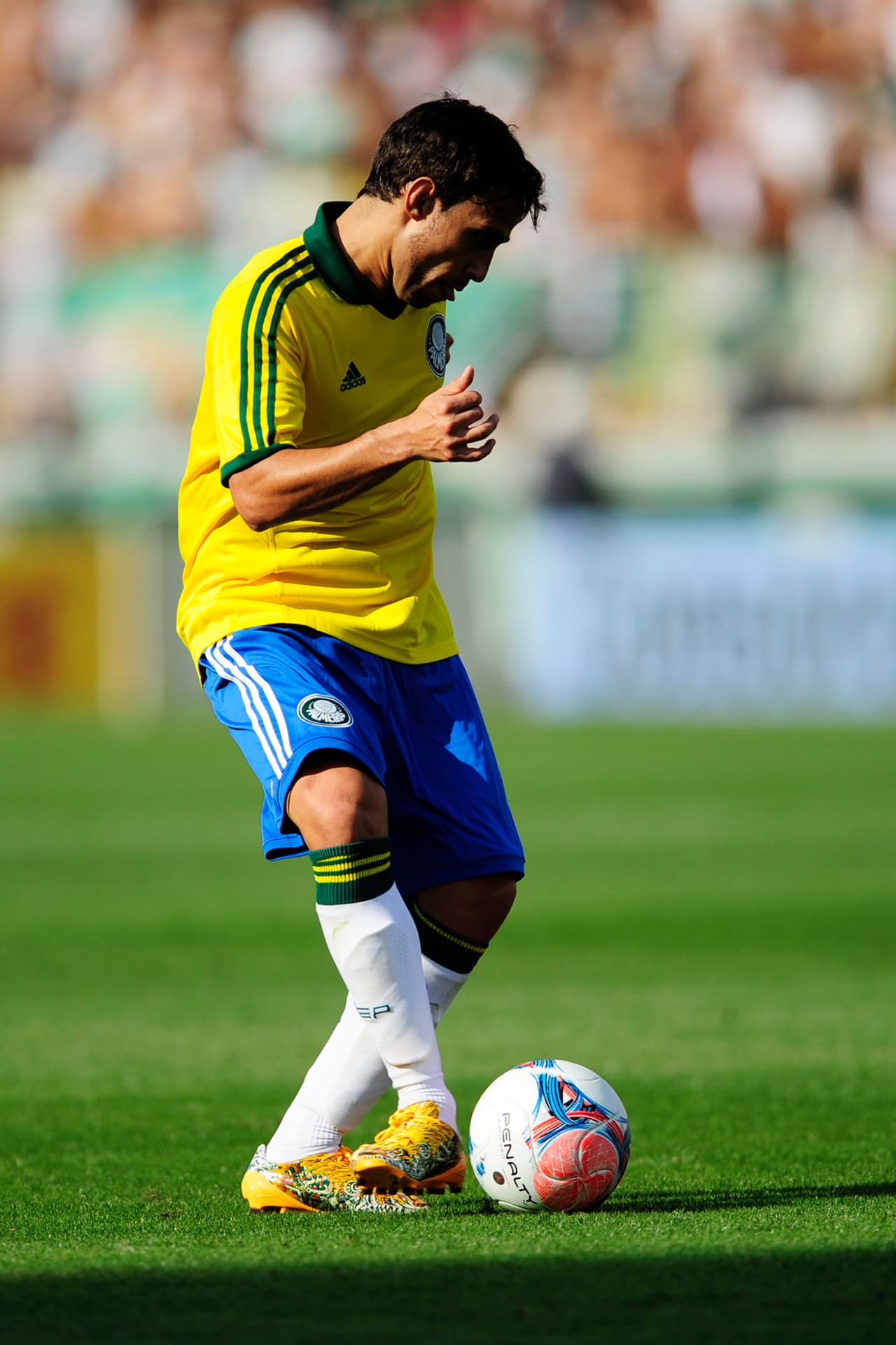 Domina a la perfección el toque con parte interna y por tal motivo irradia elegancia y cadencia.