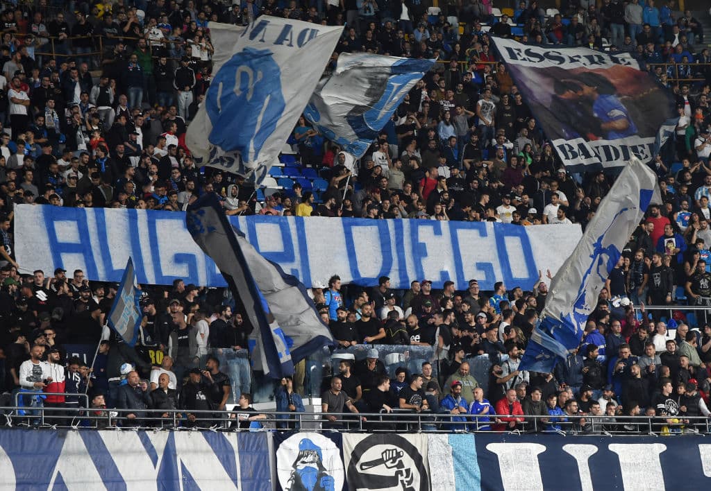 Se dice que en las semifinales del Mundial del 90, entre Italia y Argentina, la curva sur coreó el gol de Maradona contra la Selección de su propia patria.