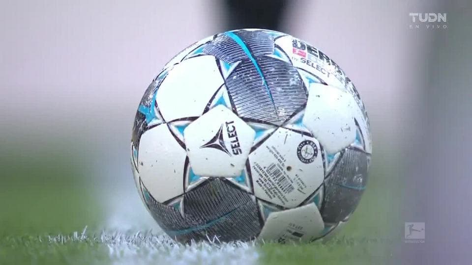 Arranca el partido y la pelota está en juego.