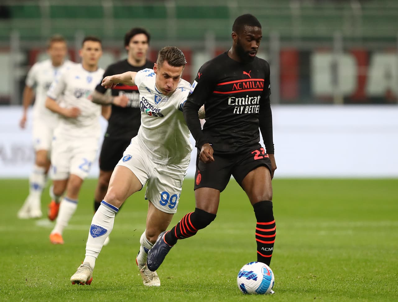 El Milan derrotó al Empoli por 1-0 gracias a un tanto de Kalulu y se mantiene como líder de la Serie A.