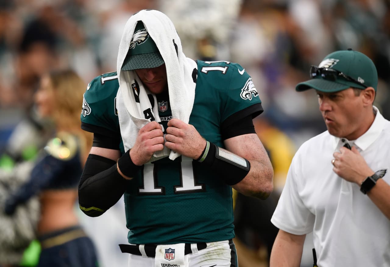 Carson Wentz sufre rotura de ligamento cruzado y se pierde el resto temporada