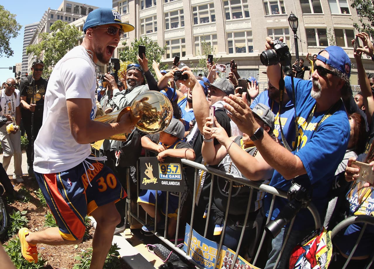 Miles de aficionados de los Golden State vivieron la celebración en un gran ambiente. Curry, Durant, Klay Thompson, Draymond Green y demás disfrutaron de su nueva victoria en el mejor baloncesto del mundo, la NBA.