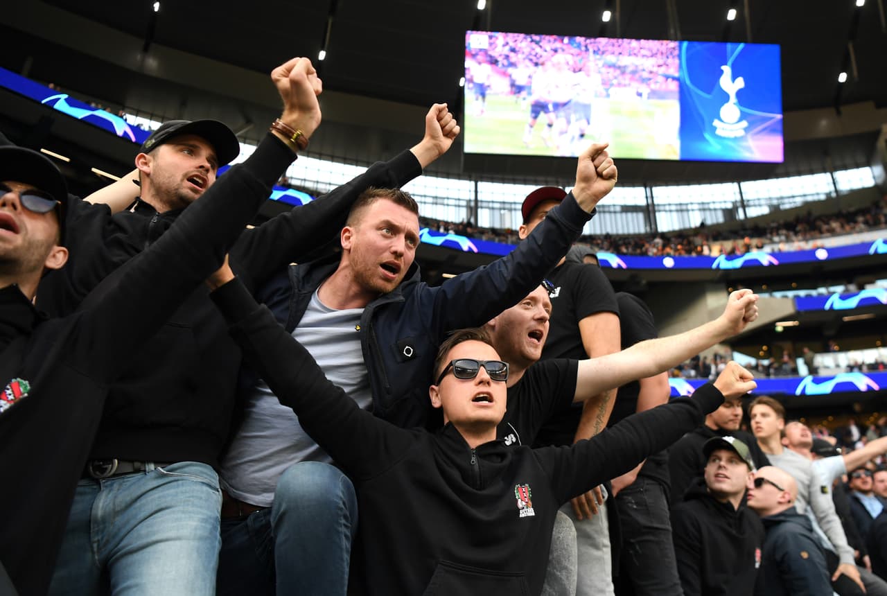 Un gran ambiente se vivió este martes en el inicio de las Semifinales de la UEFA Champions League entre el Tottenham Hotspur y el Ajax. Las aficiones de ambos equipos estuvieron a la altura en el nuevo estadio de los Spurs, en Londres, para dejar en el recuerdo una jornada innolvidable de fútbol europeo.