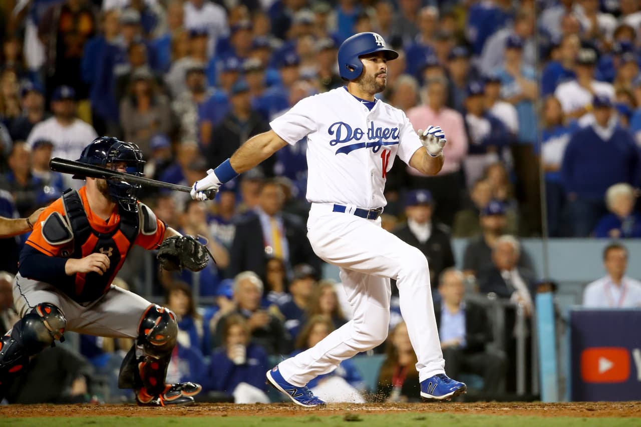 Para la sexta baja, por fin los Dodgers se colocaron en la pizarra. Andre Ethier pegó de hit entre la primera y la segunda base ante la euforia de la afición.