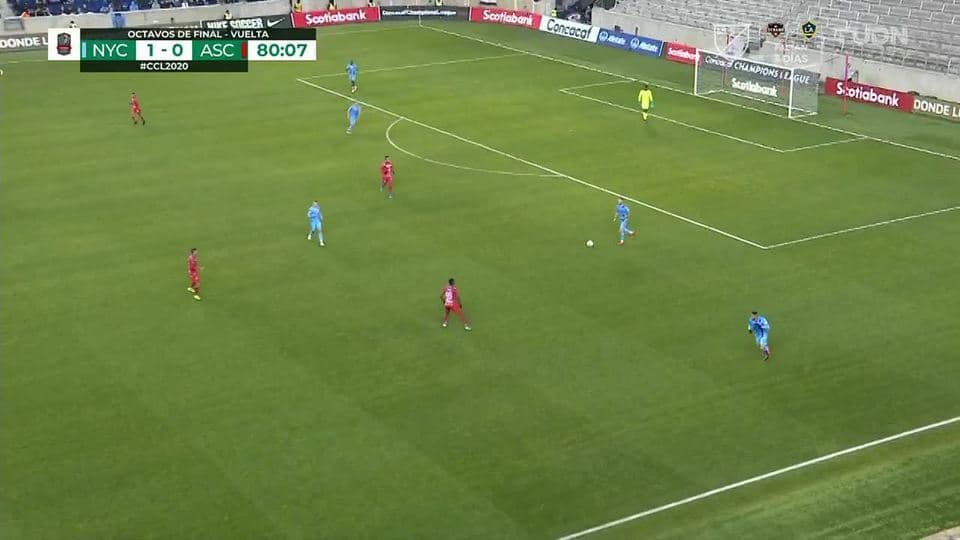 Tarjeta amarilla. El árbitro amonesta a Pablo Arboine de San Carlos