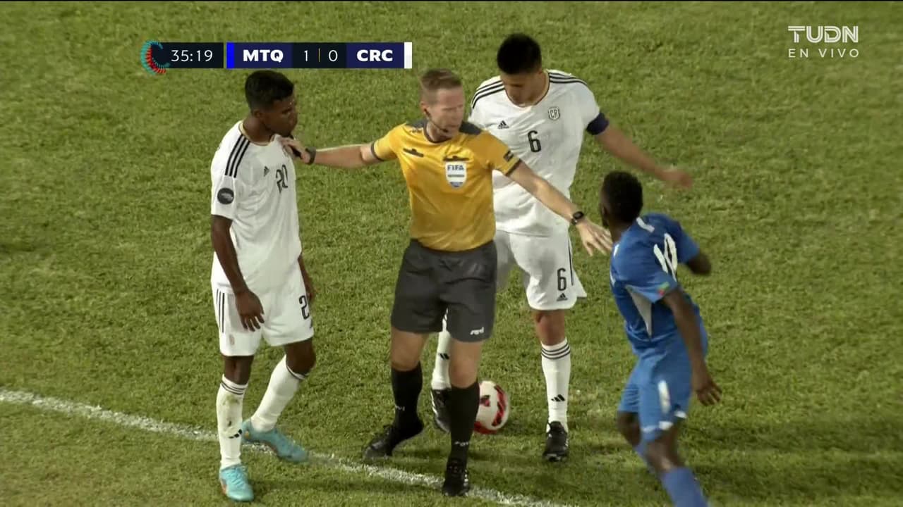 ¡Expulsión! El árbitro saca la roja directa a Mickaël Biron.