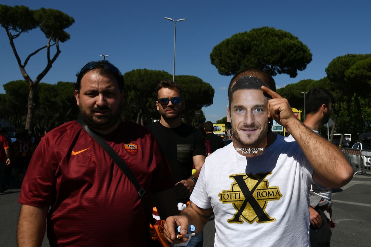 Los fanáticos de Roma le dieron una cálida despedida a Francesco Totti, el eterno capitán, en su despedida del fútbol profesional. Todos vistieron el '10', llevaron pancartas y posaron con una estatua y aclamaron al jugador, que fue suplente contra Genoa pero entró en el triunfo 3-2, en su último juego tras 24 años con el equipo.