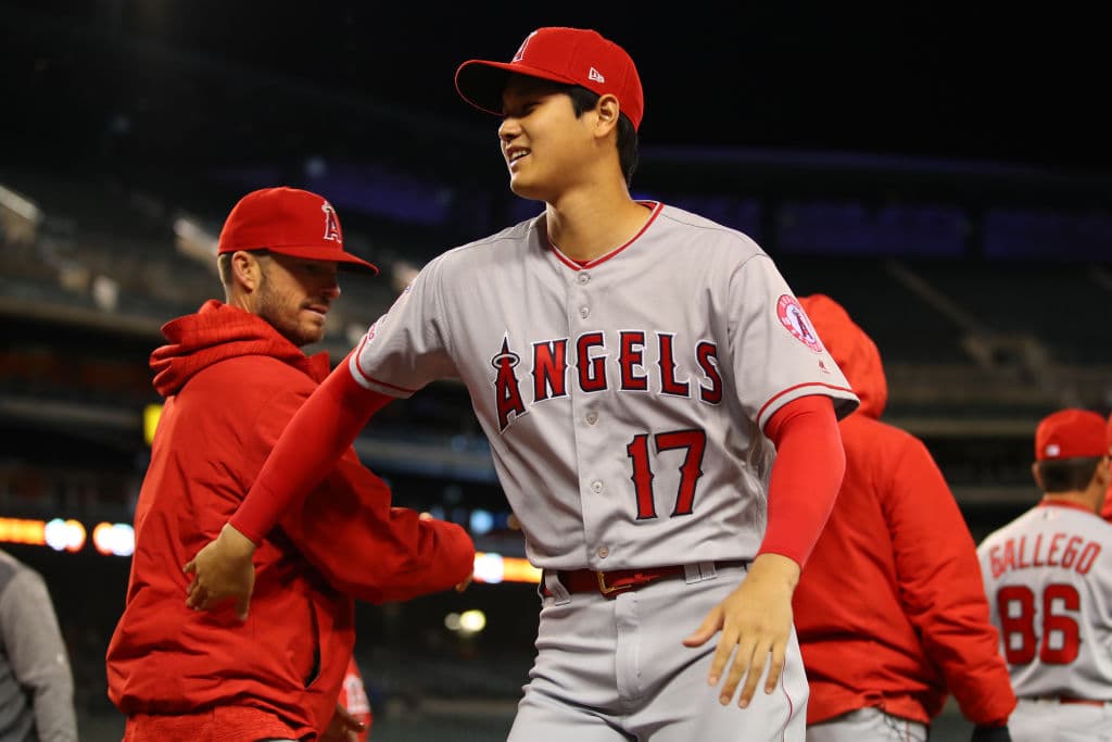 Aquí se le ve a Ohtani festejar con sus compañeros de los Angels luego de que se consumó la victoria por pizarra de 5-2 sobre los Detroit Tigers.
