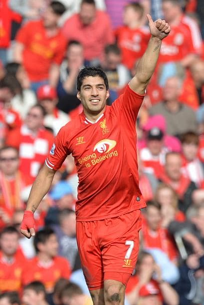 Otro que comienza a sonar con fuerza es el uruguayo Luis Suárez. Su gran temporada con el Liverpool lo han convertido en un jugador muy apetitoso y Diego Forlán ha reconocido que ha aconsejado a su compatriota que estudie la posibilidad de jugar con el Manchester United.