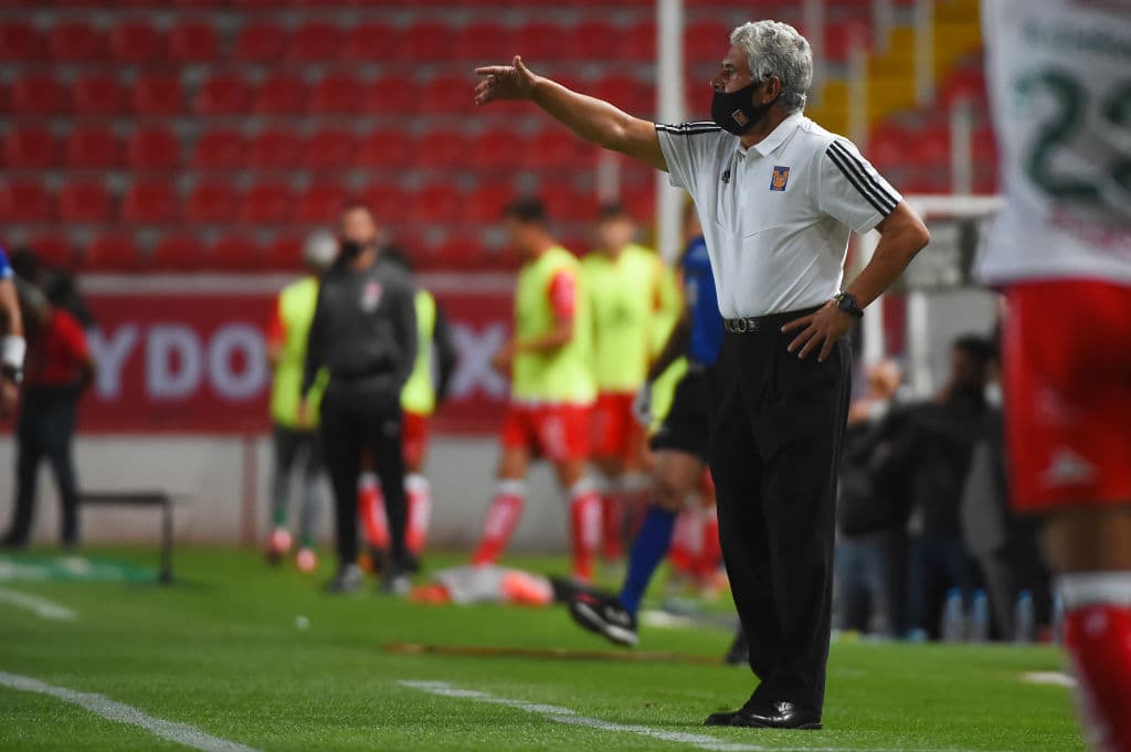 Apenas arrancando la segunda mitad, Barragán hacía el descuento, pero se encontraba en fuera de lugar; el tanto fue anulado.