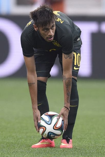 Entre ellos, un diamante en el hombro que comparte con su querida hermana Rafaella y una frase en el cuello.